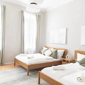 Apartment Spacious Apartment, 3 Min To U1 Reumannplatz, Vienna